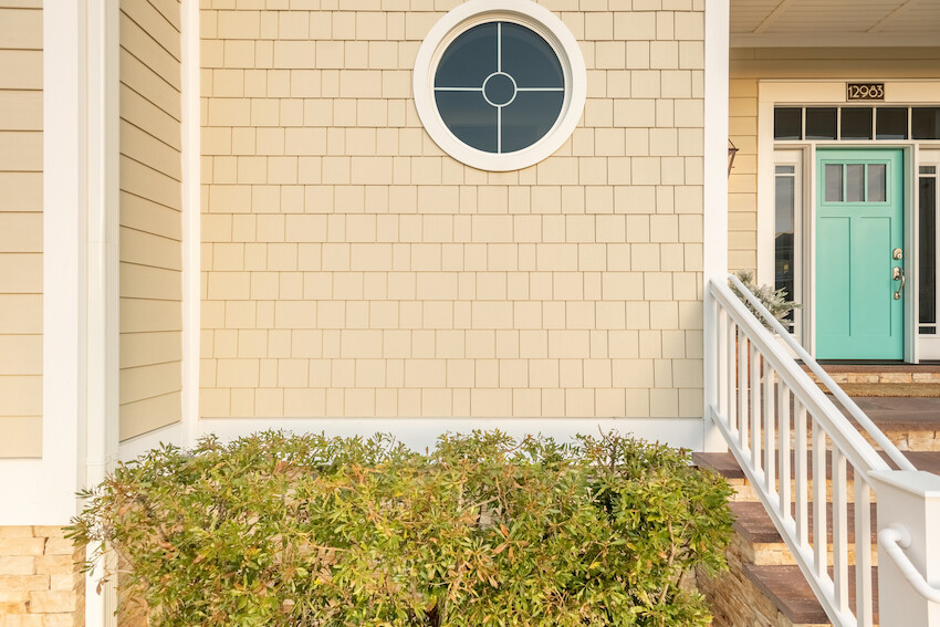 Navajo Beige home combining James Hardie shingle and horizontal lap siding